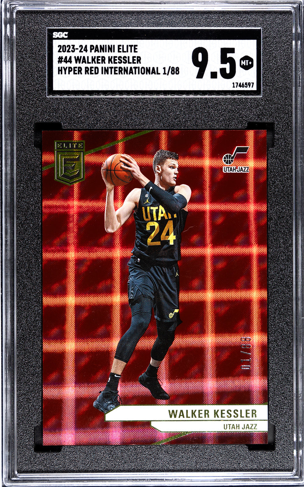 kessler_walker_2023-24_panini_elite_44_walker_kessler_hyper_red_international_1-88_sgc-grade-9pt5_auth-1746597